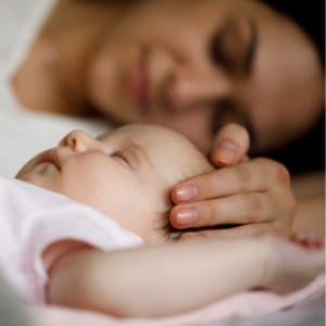 Photo d'un bébé qui dort près de sa mère